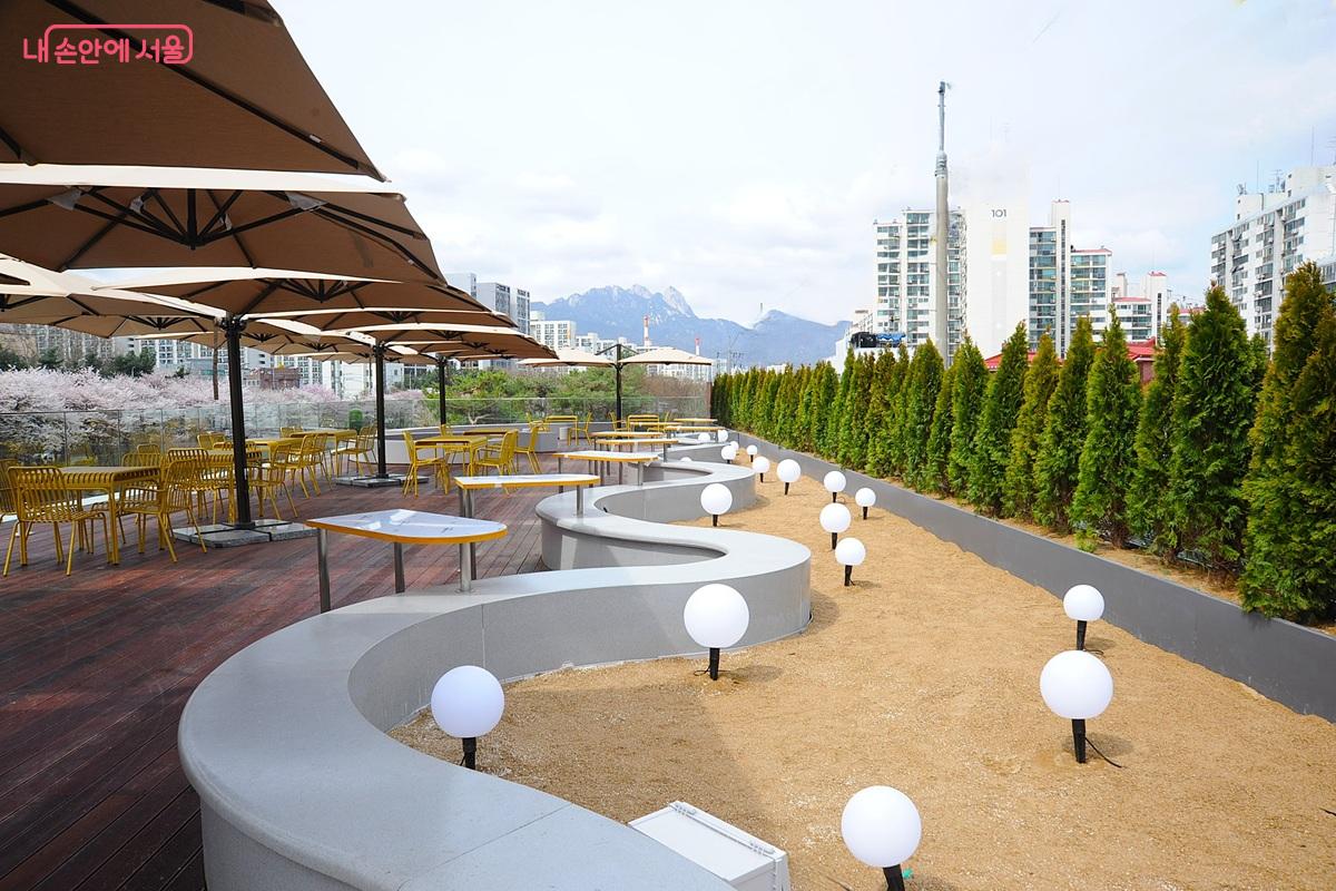 우이천과 멀리 북한산을 조망할 수 있는 2층 수변전망대 &copy;조수봉