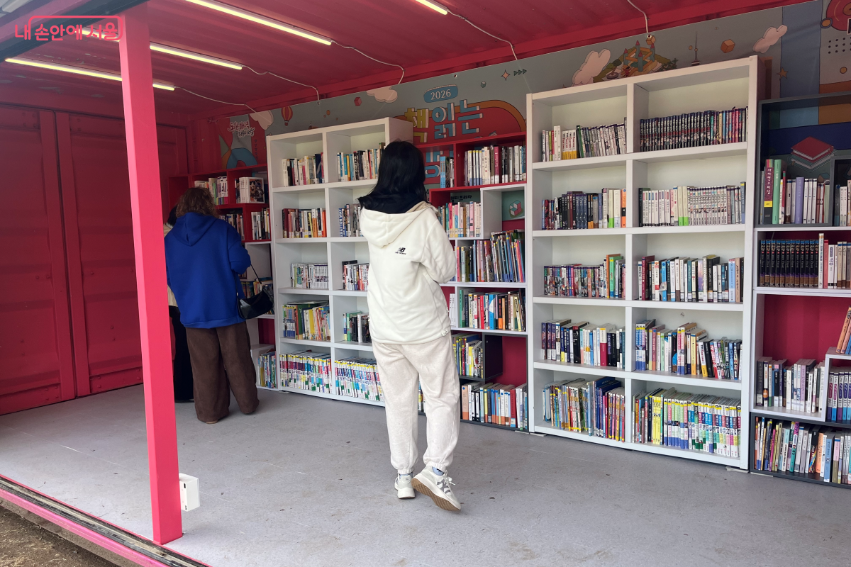 한강공원에 마련된 이동형 야외 도서관에서 책을 고르는 시민들 &copy;김연희