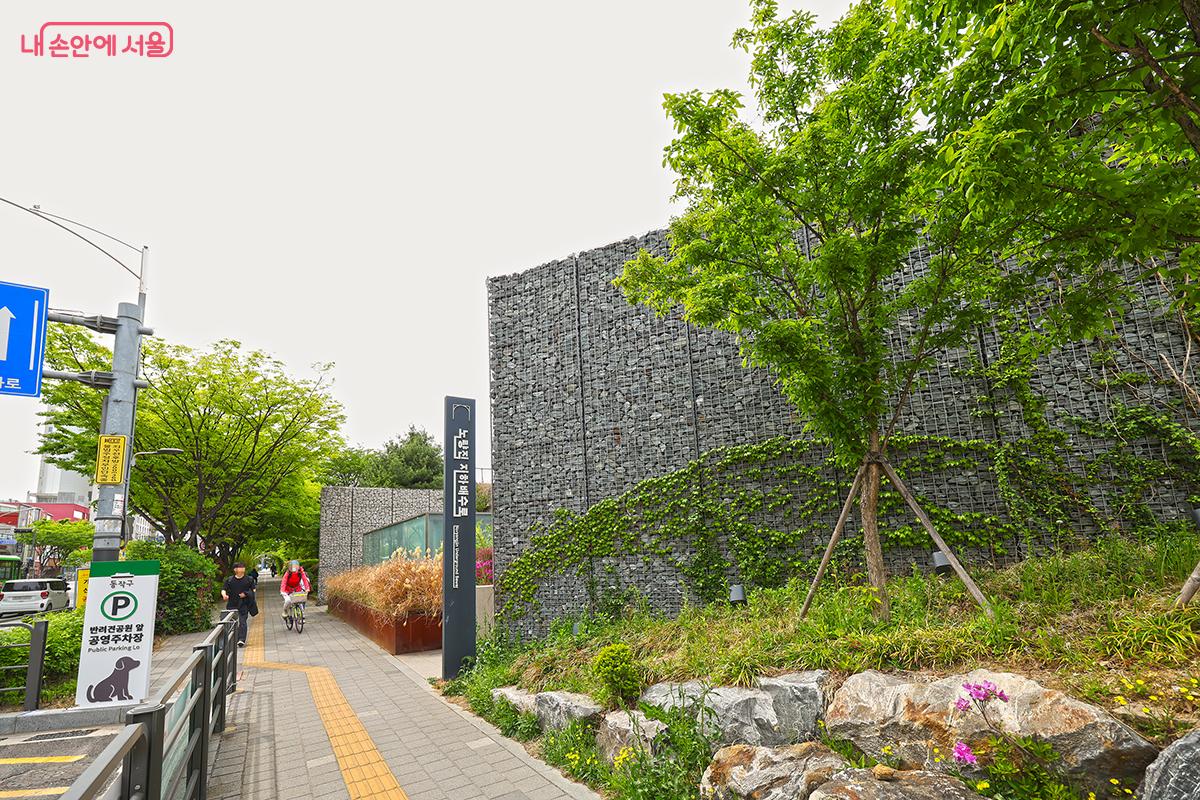높은 돌담장석이 쌓여 있는 노량진 지하배수로 입구 전경 &copy;김주연