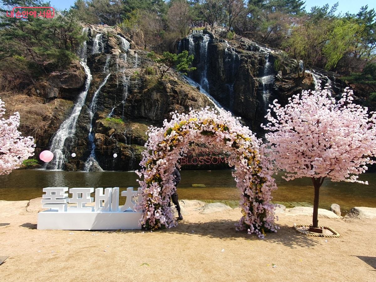 새 단장한 홍제폭포 폭포비치 ©김병규