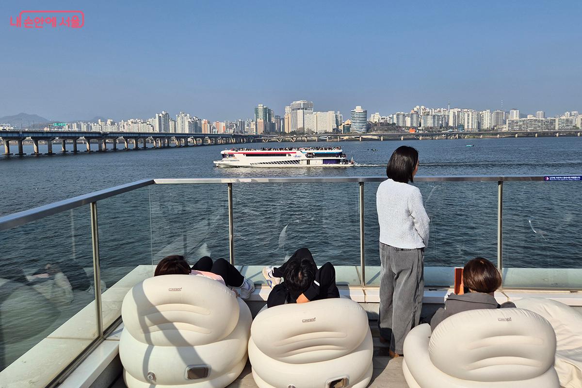 선착장에 앉아 푸른 한강 위를 가르는 한강버스를 구경하는 재미도 즐겨보자. ©이혜숙