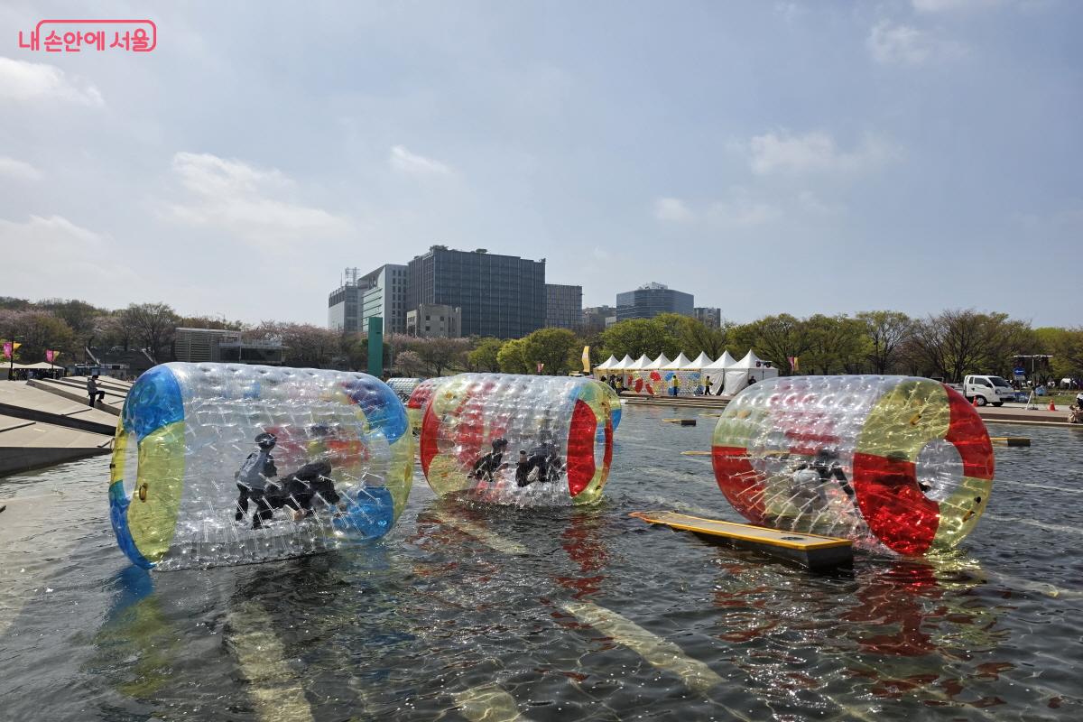 회전목마 맞은편 물놀이 공간.