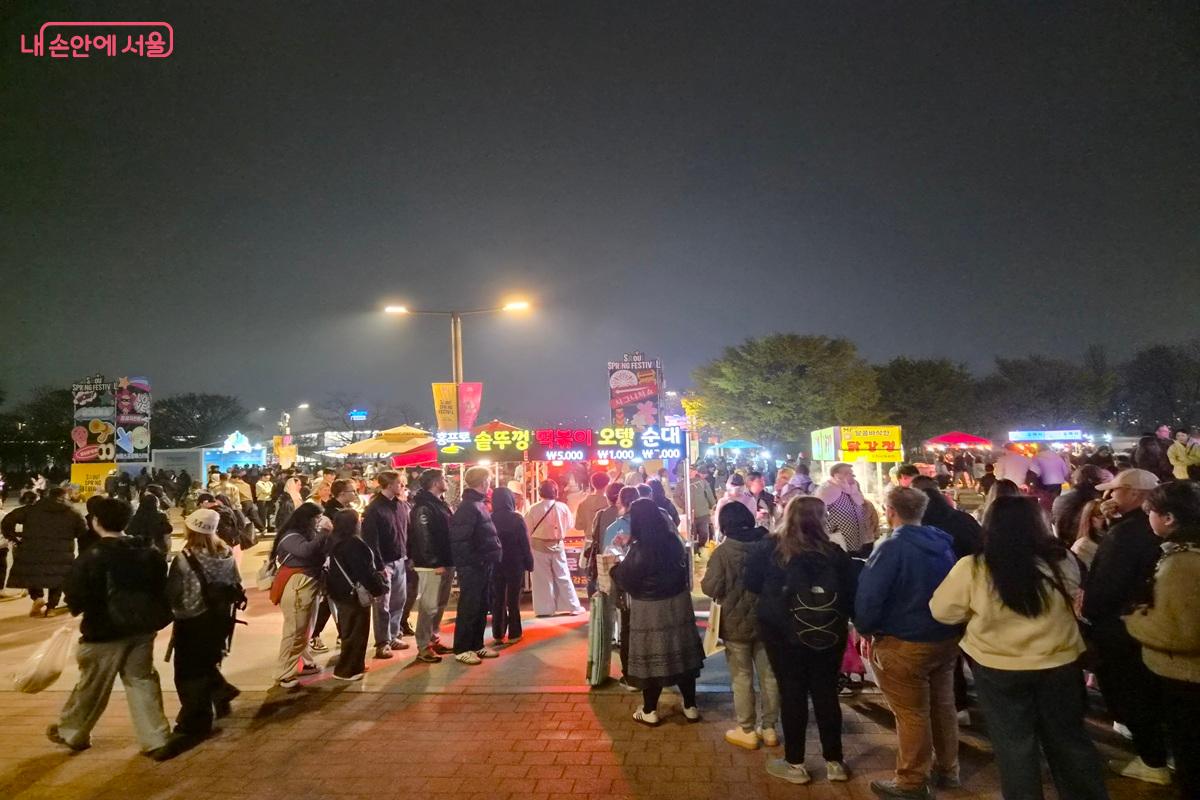 행사장 일대에 마련된 푸드트럭에서 다양한 먹거리를 즐길 수 있다. ⓒ최현우