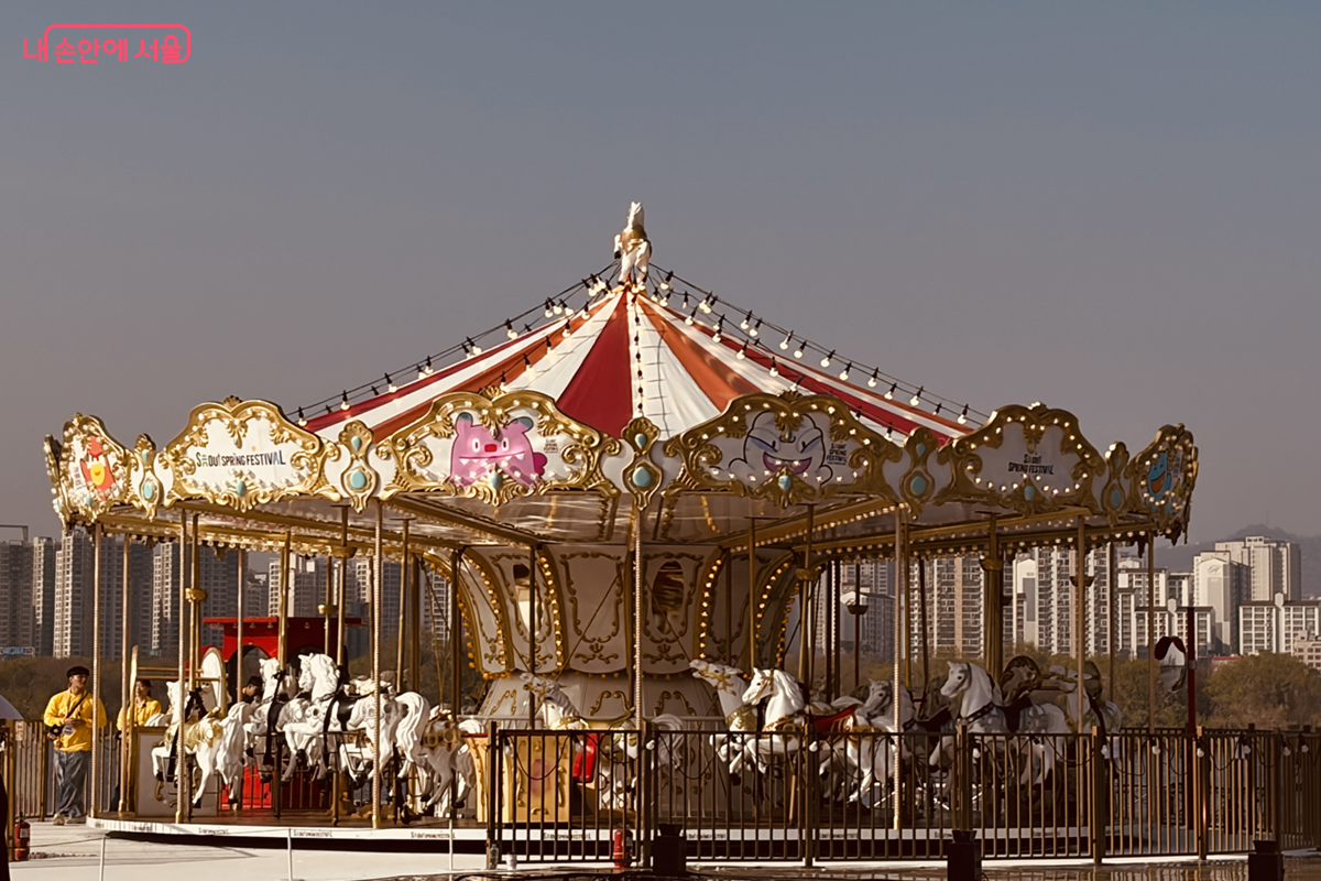 여의도 물빛광장 주변에 조성된 '한강 회전목마' ©김경선