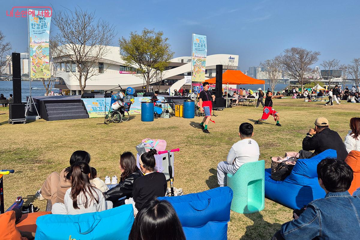 가족 단위 방문객을 위한 매직&middot;저글링쇼, 버블쇼 등 다채로운 공연이 펼쳐졌다. &copy;정향선