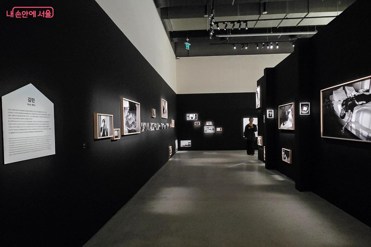  김민의 작품은 사적인 아픔과 사회적인 현실이 어떻게 한 사람의 삶에서 맞닿는지를 보여준다.&copy;강사랑