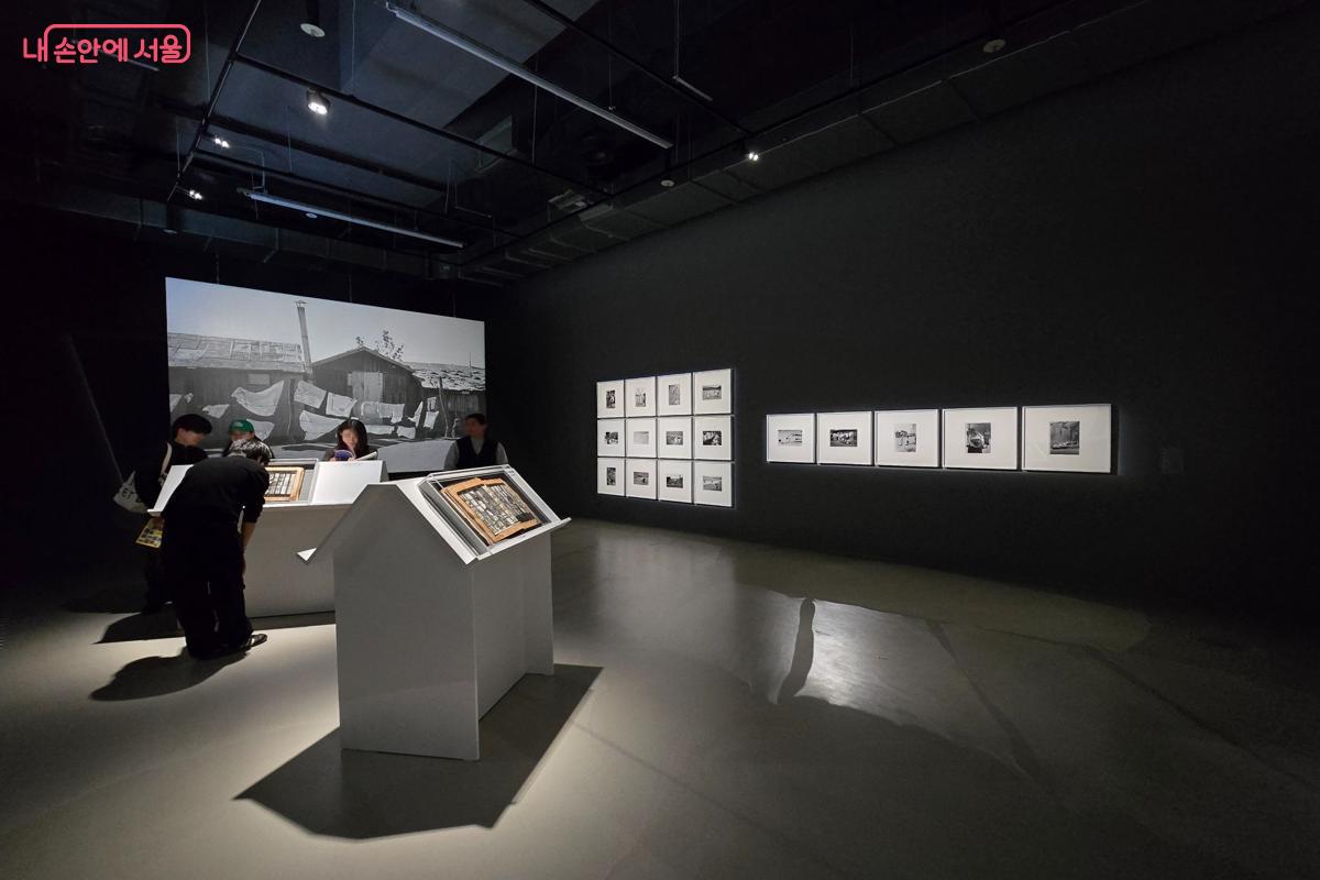 한영수 작가의 방. 그의 사진은 서울의 과거를 보여주는 기록이면서도, 동시에 지금 우리가 살아가는 도시를 다시 돌아보게 한다. &copy;강사랑