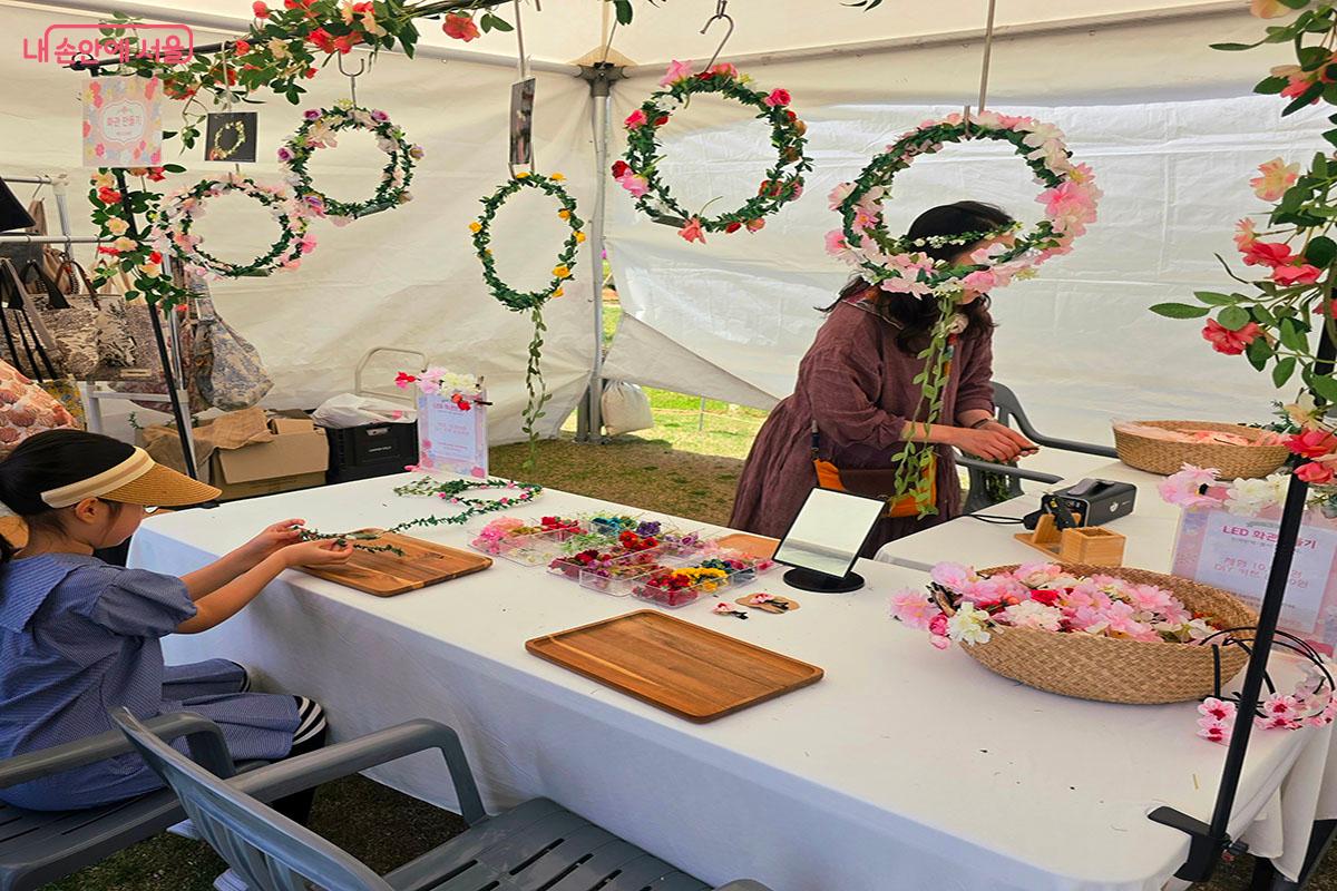 화사한 꽃들로 나만의 정원을 머리에 담아보는 꽃 화관 만들기ⓒ양순남