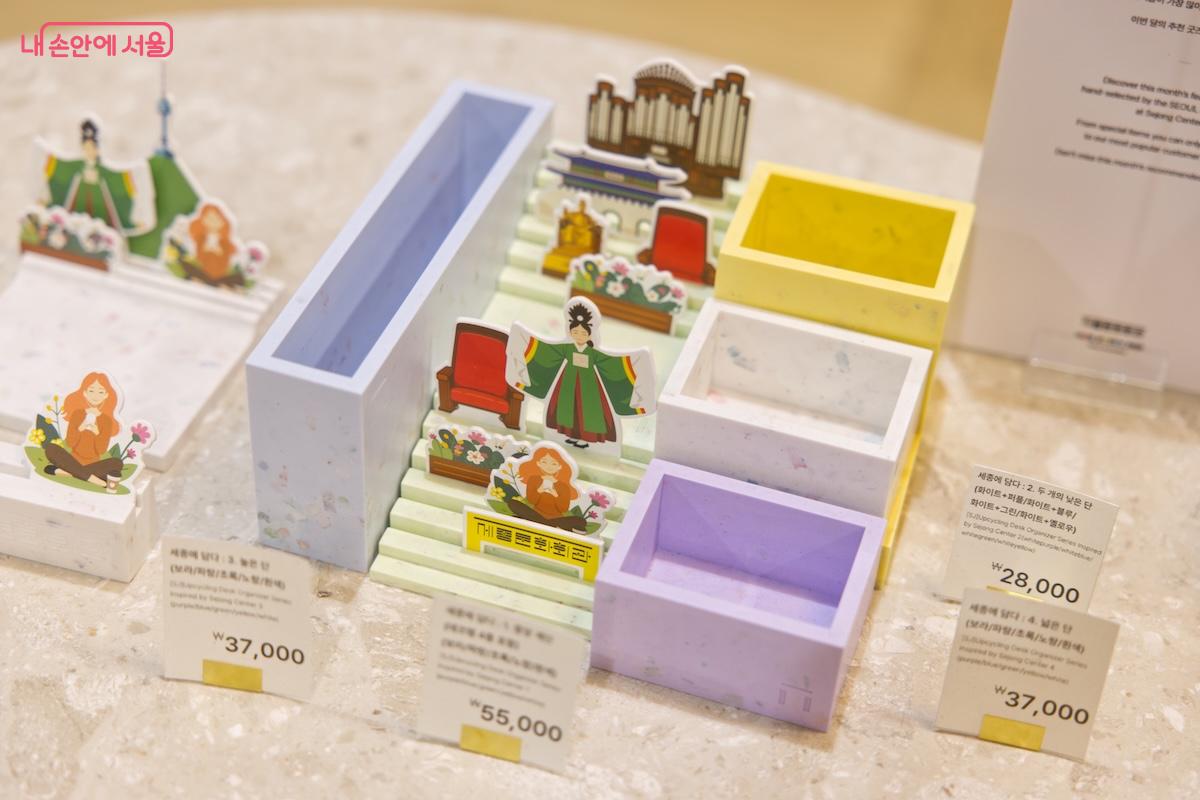 서울을 상징하는 굿즈가 대거 확충되어 외국인 관광객에게도 큰 인기를 끌 것으로 보인다. &copy;임중빈