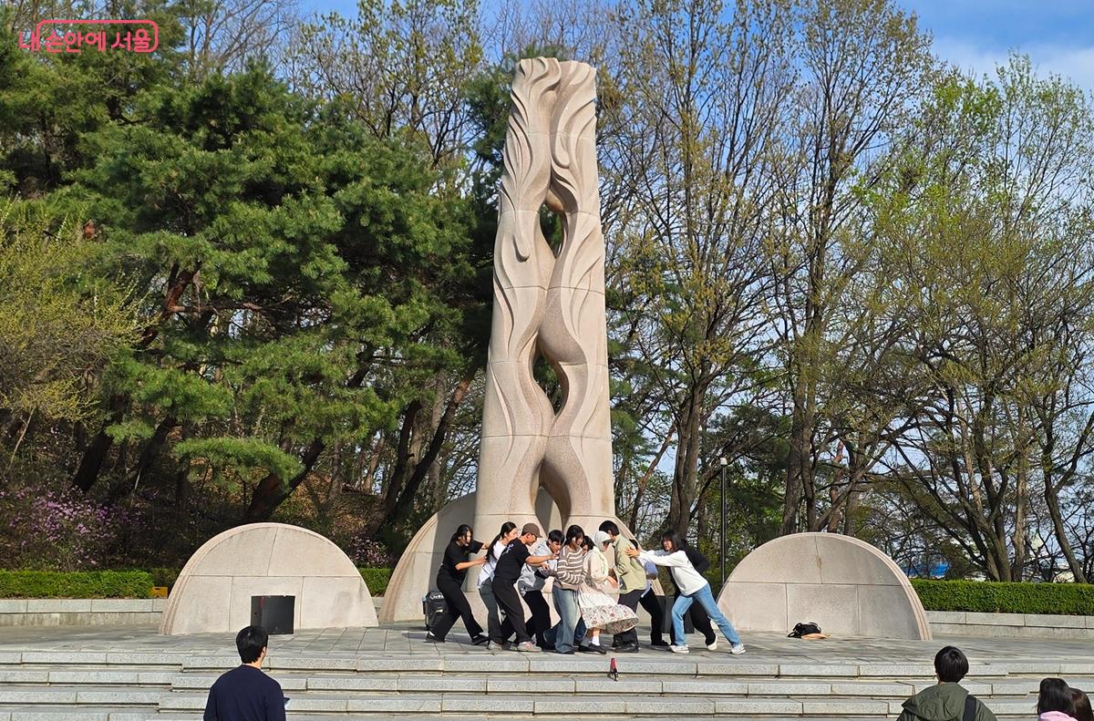 '정의의 불꽃' 조형물 앞, 공연 리허설 중이다. ©조성희