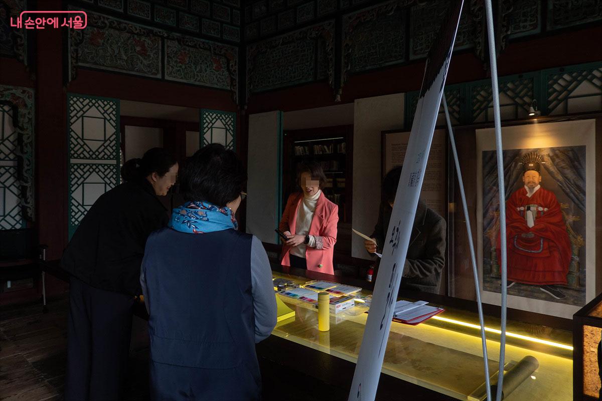 1,700여 권의 책이 왕의 서재를 채우고 있는 집옥재 내부 &copy;김인수