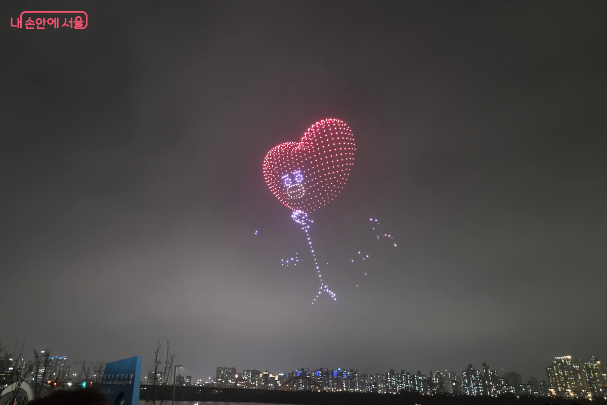 드론으로 완성된 빛 연출이 시민들과 외국인관광객 시선을 하늘로 올린다. &copy;장미화