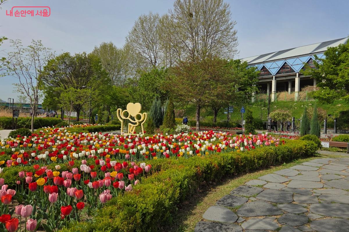 &lsquo;응봉나들공원을 지나면 &lsquo;어린이꿈정원&rsquo;으로 이어진다. &copy;김미선