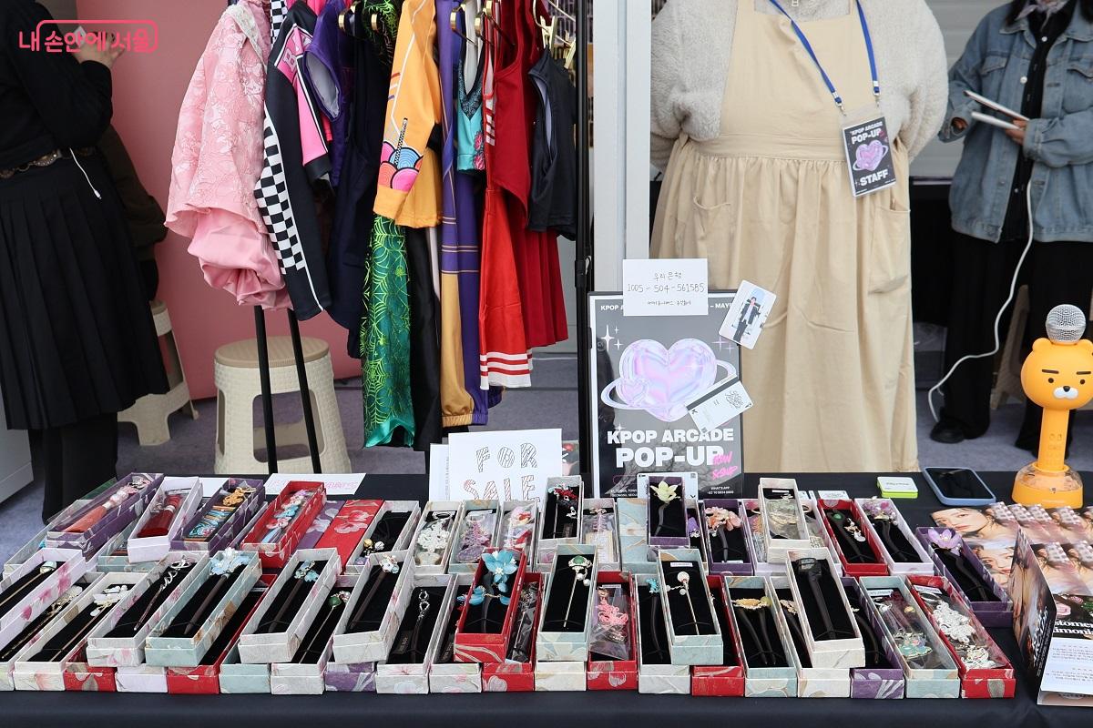 화려한 아이돌 의상과 전통미가 가득한 비녀 등 다채로운 소품 전시 ⓒ이봉덕