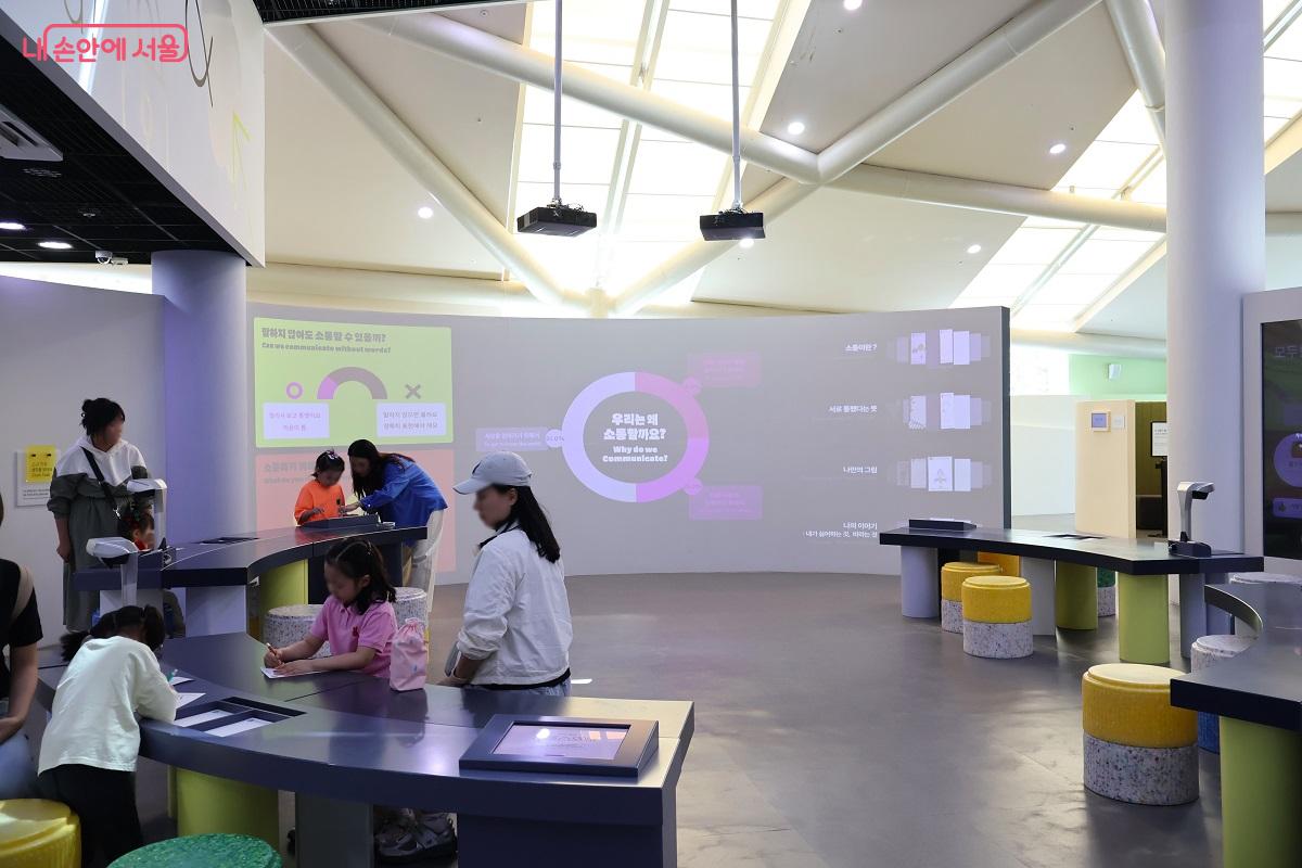 1층(예술놀이, 공간놀이, 자연놀이 공간), '마음과 생각이 서로 통하는 기쁨' 주제 전시 <통하다> &copy;김대진