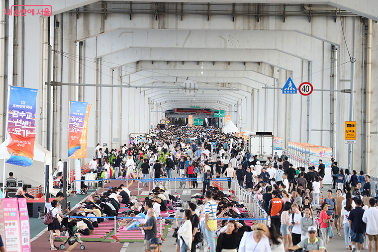 퍼레이드, 공연, 운동회, 시네마 등 매주 다채로운 프로그램이 진행된다.
