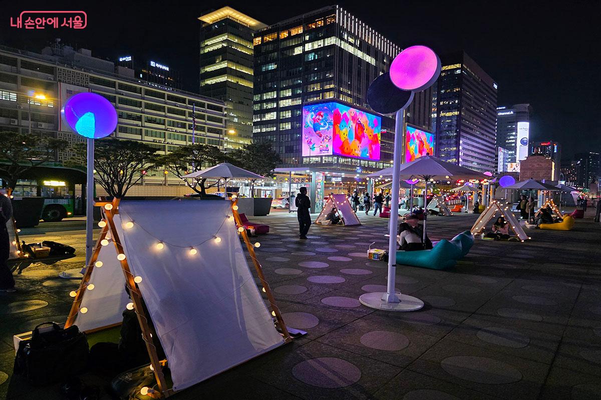 도심 야경과 조명이 어우러진 광화문 책마당의 북캠핑 풍경 &copy;양순남