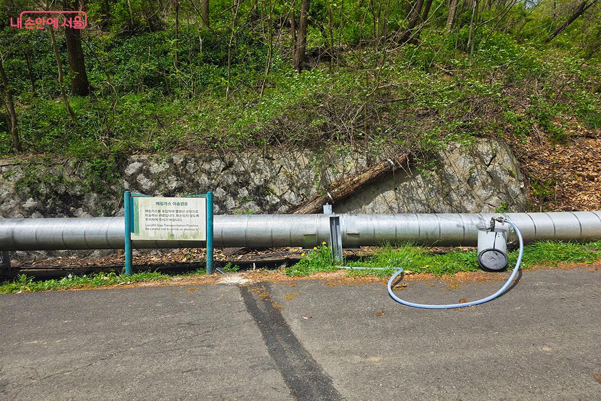 매립가스를 포집하여 열생산 공장으로 이동하는 매립가스 이동관로 &copy;이정민