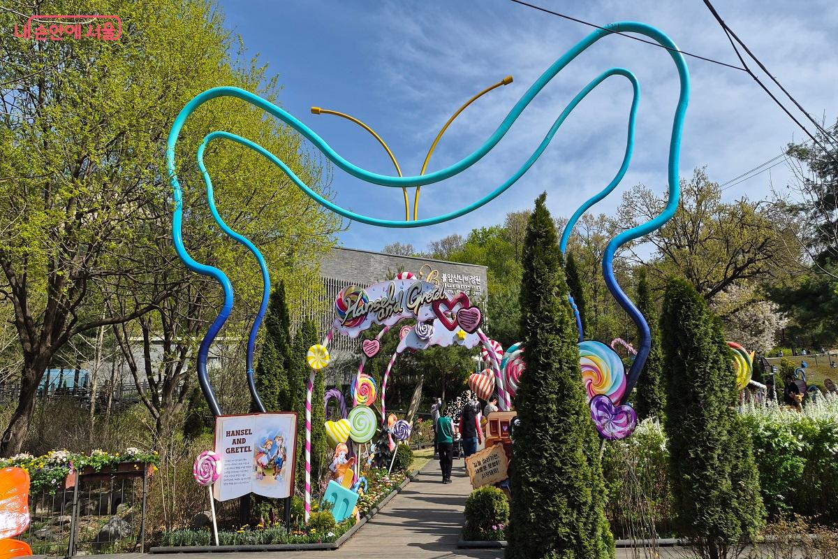 헨젤과 그레텔 테마로 꾸며진 나비정원  ⓒ권수진