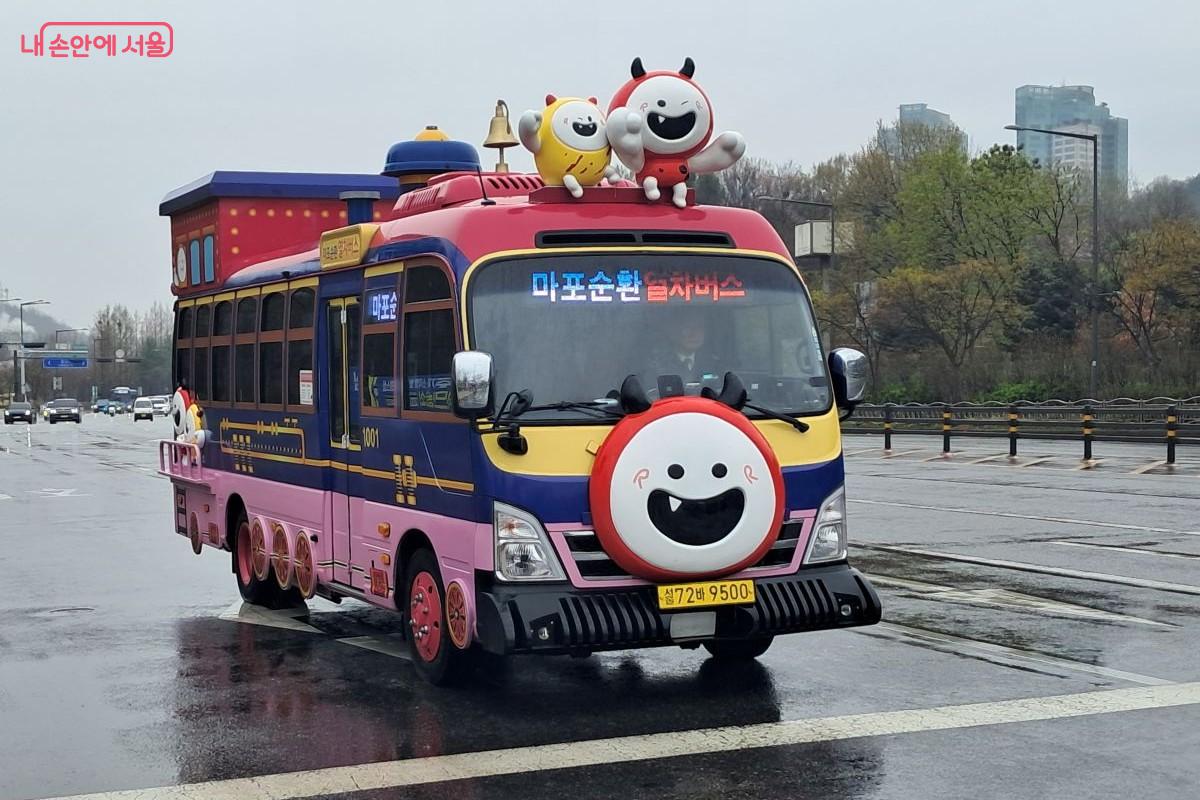 모두에게 친근감을 선사하는 캐릭터가 귀엽게 장식된 마포순환열차버스