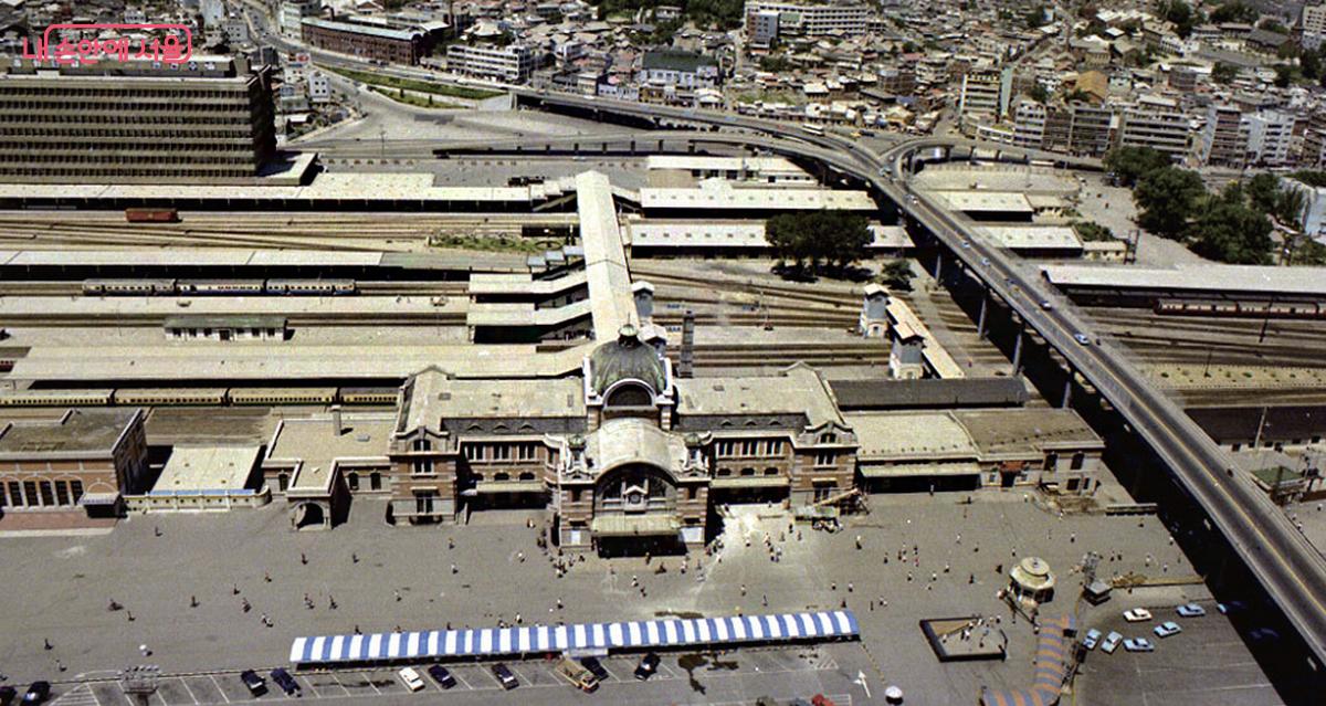 1976년 서울역 본역에서 승강장으로 가는 하얀 구름다리가 보인다(왼쪽에 잘려 보이는 것이 남부역) ©국가기록원