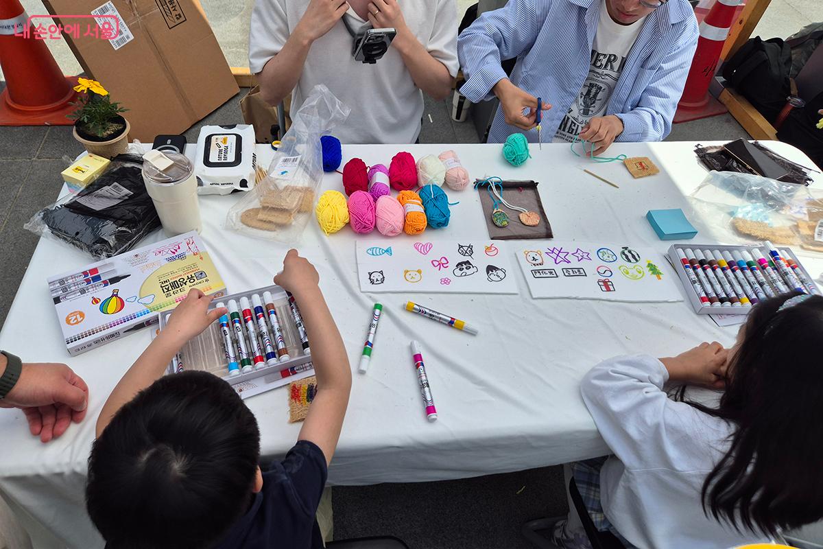 손으로 직접 뽀득 수세미를 만들며 환경보호를 실천하는 아이들 &copy;정향선