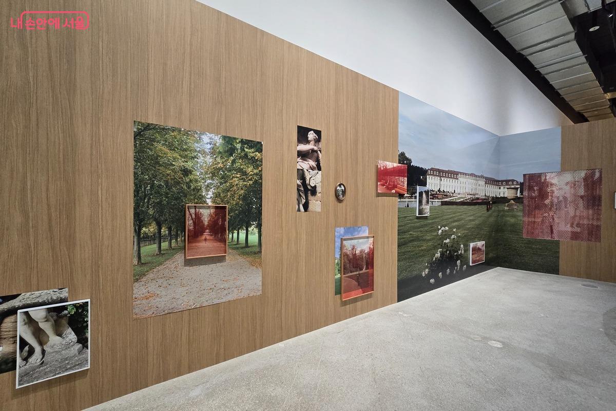 김소라는 &lsquo;파독&rsquo;이라는 역사를 가리키며, 기록으로 충분히 남지 못했던 여성 노동자의 시간을 현재로 불러온다. &copy;강사랑