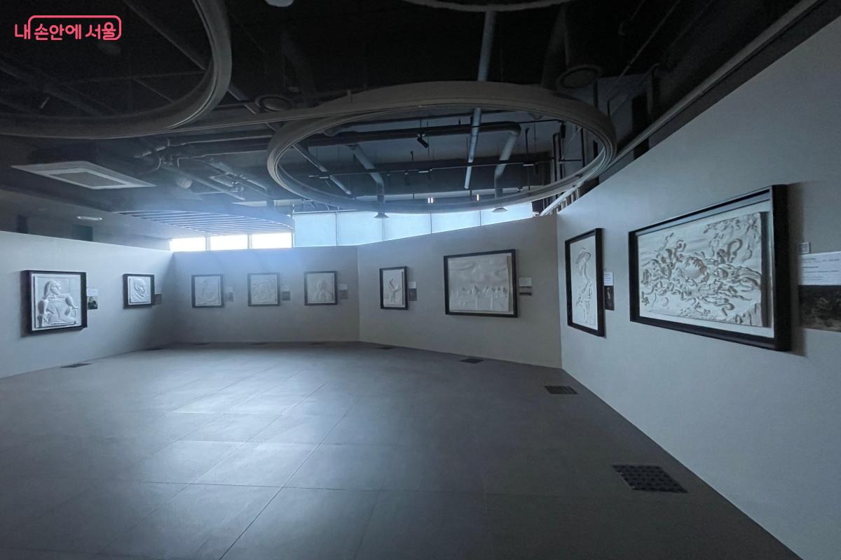 관람객이 촉각에 집중할 수 있도록 어둡게 조성한 전시장 내부 ⓒ이정민