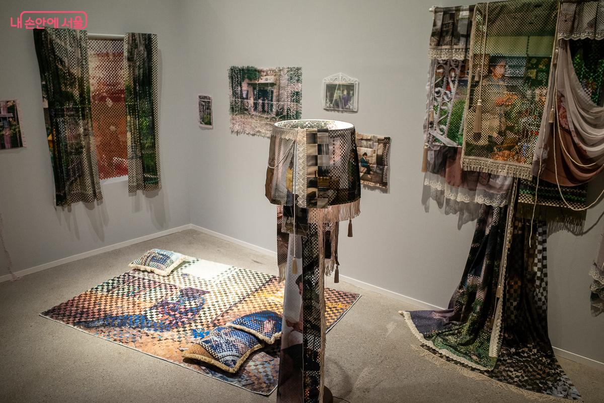 사진이 인쇄된 천과 소품들로 아늑한 방 안 풍경을 재현한 설치작품 &copy;이란