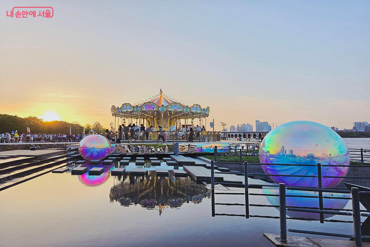 동화 속에 들어온 듯한, 서울스프링페스티벌의 '여의도 회전목마' &copy;이정민
