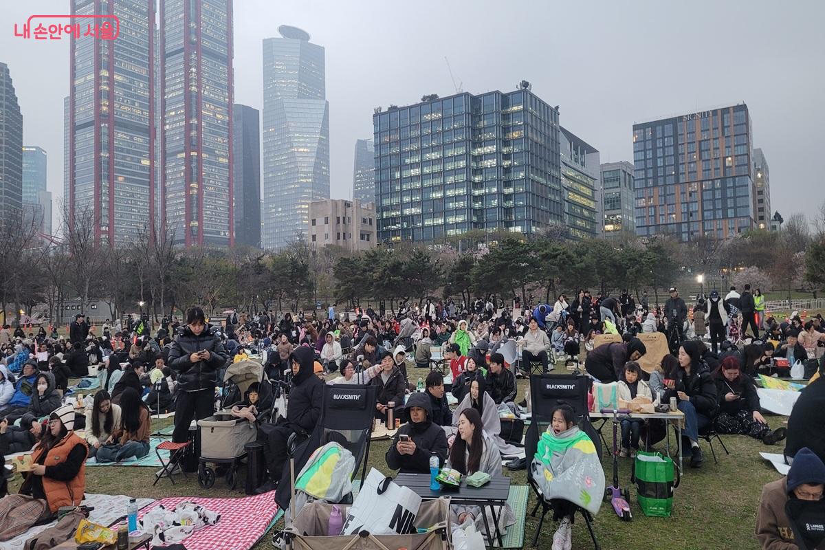 도심 빌딩을 배경으로 모인 많은 시민들이 모였다. &copy;조연