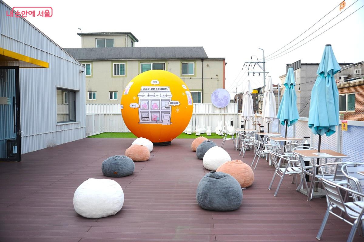 ‘모두온’ 테라스 ⓒ조수봉