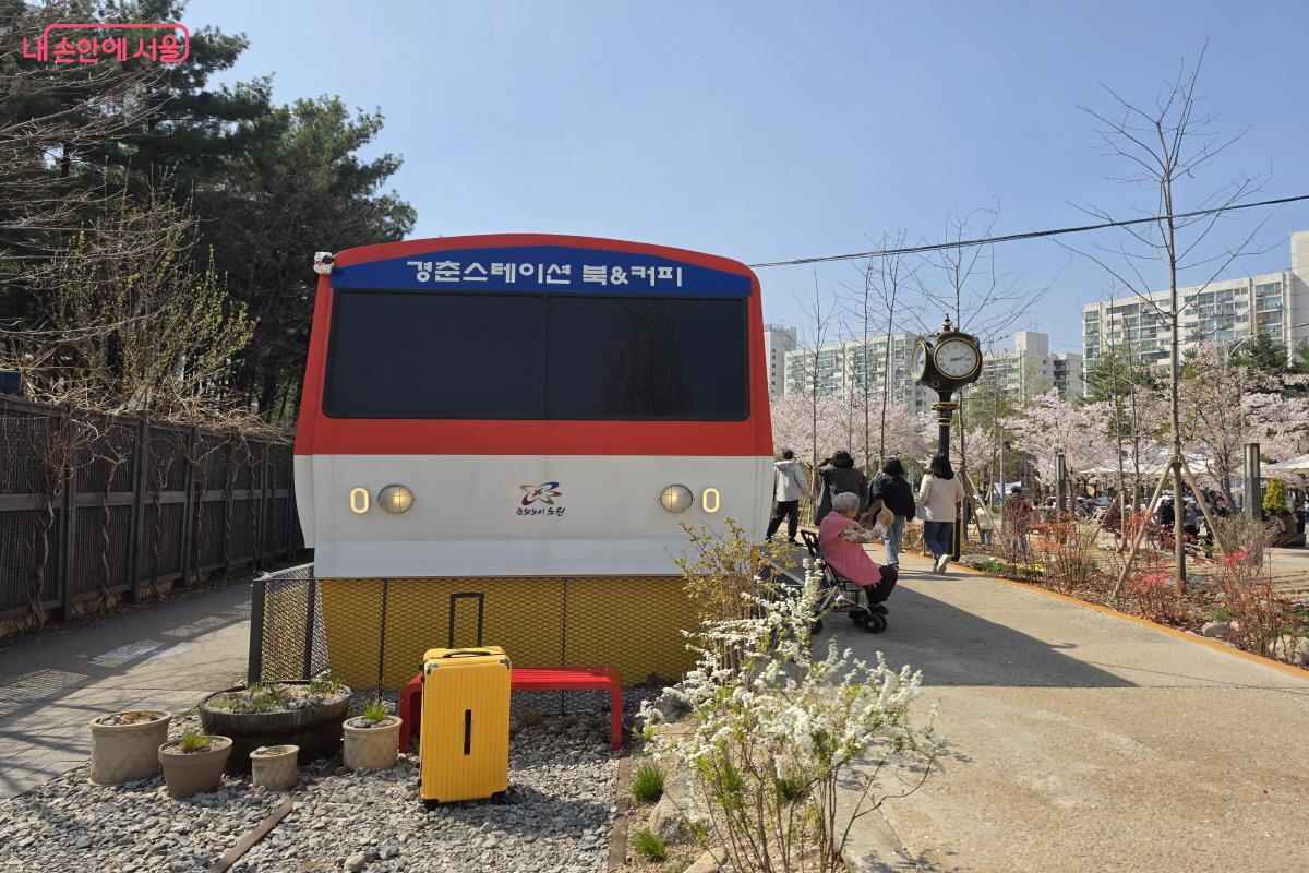 기차 객실을 활용한 '경춘스테이션 북&커피' 카페 ⓒ심재혁