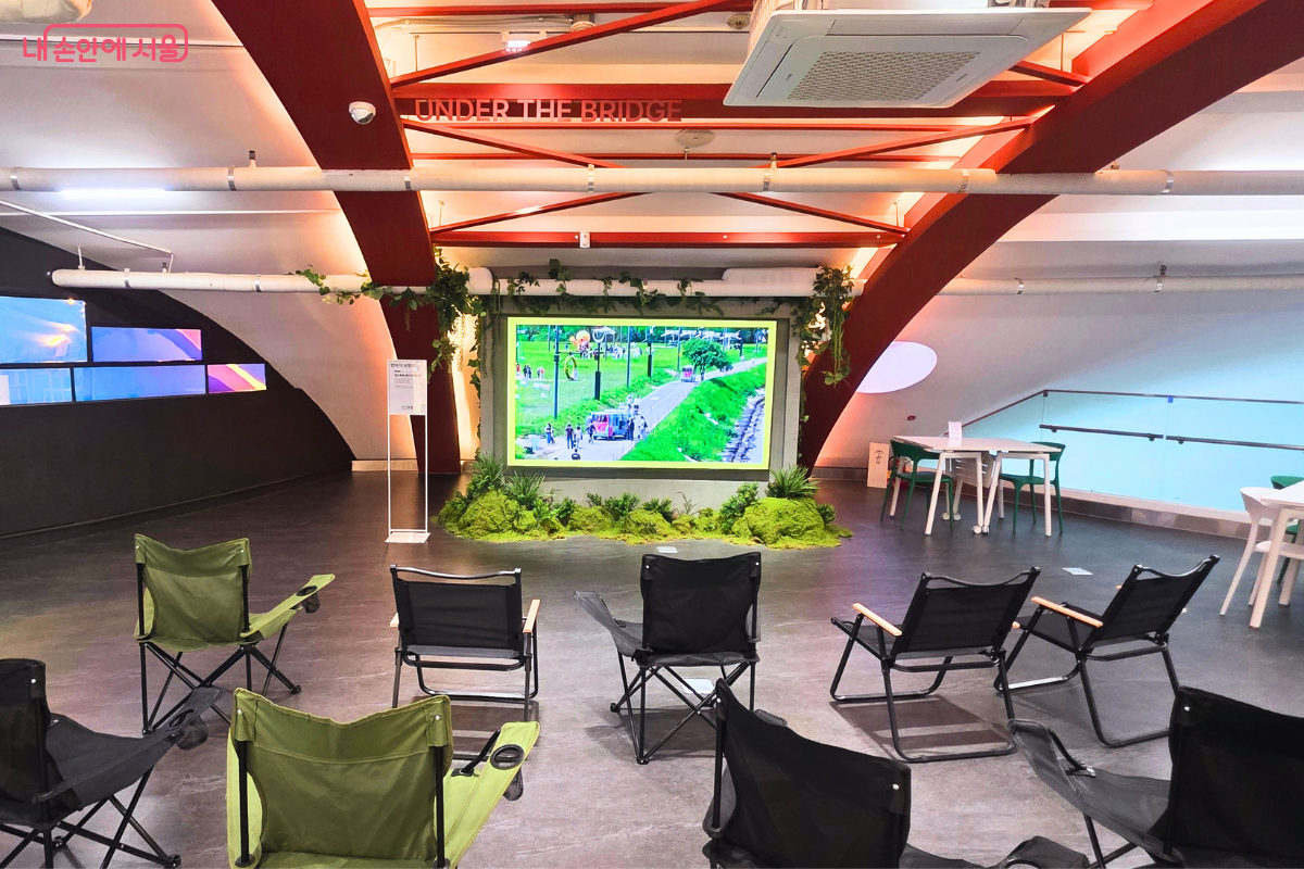 한강 다리 아래 아늑한 분위기를 재현한 &lsquo;언더 더 브릿지&rsquo; &copy;양정화