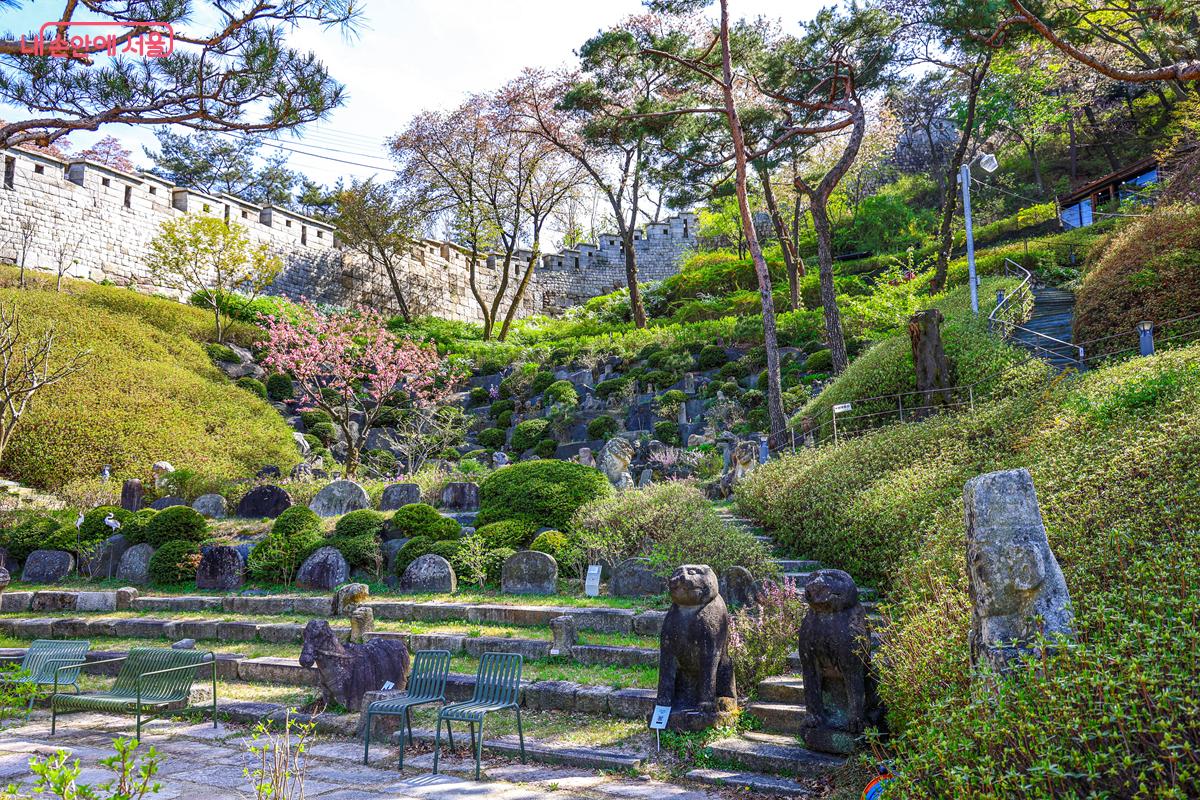 야외 정원은 산책로가 잘 조성되어 있어 석상들을 감상하며 걷기 좋다. &copy;박우영