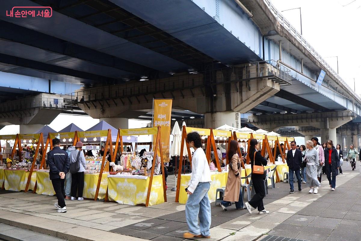아기자기한 소품과 수공예품이 가득한 한강 다리 아래 '리버 플리마켓' 전경 ⓒ이봉덕