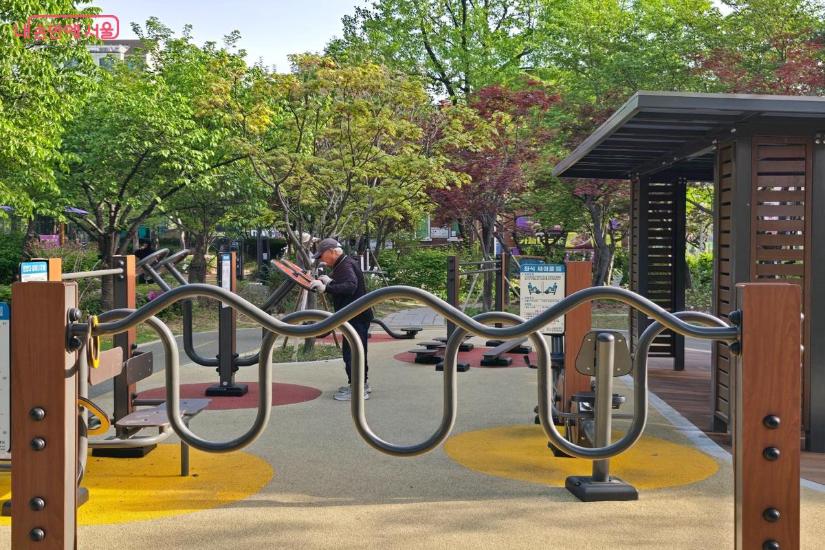 어르신들이 무리 없이 몸을 풀고 근력을 기를 수 있는 어르신 놀이터 &copy;강사랑