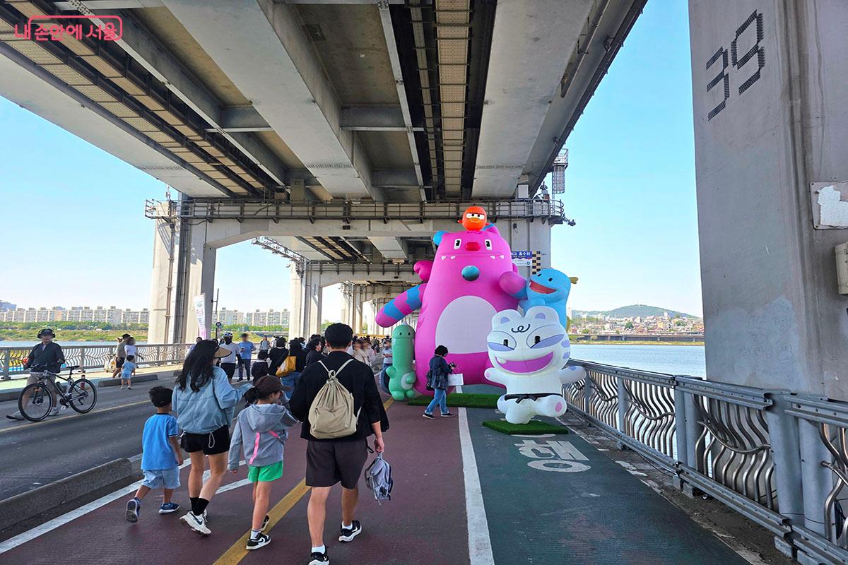 &lsquo;차 없는 잠수교 뚜벅뚜벅 축제&rsquo;를 맞아 조성된 해치와 친구들 포토존 &copy;이정민