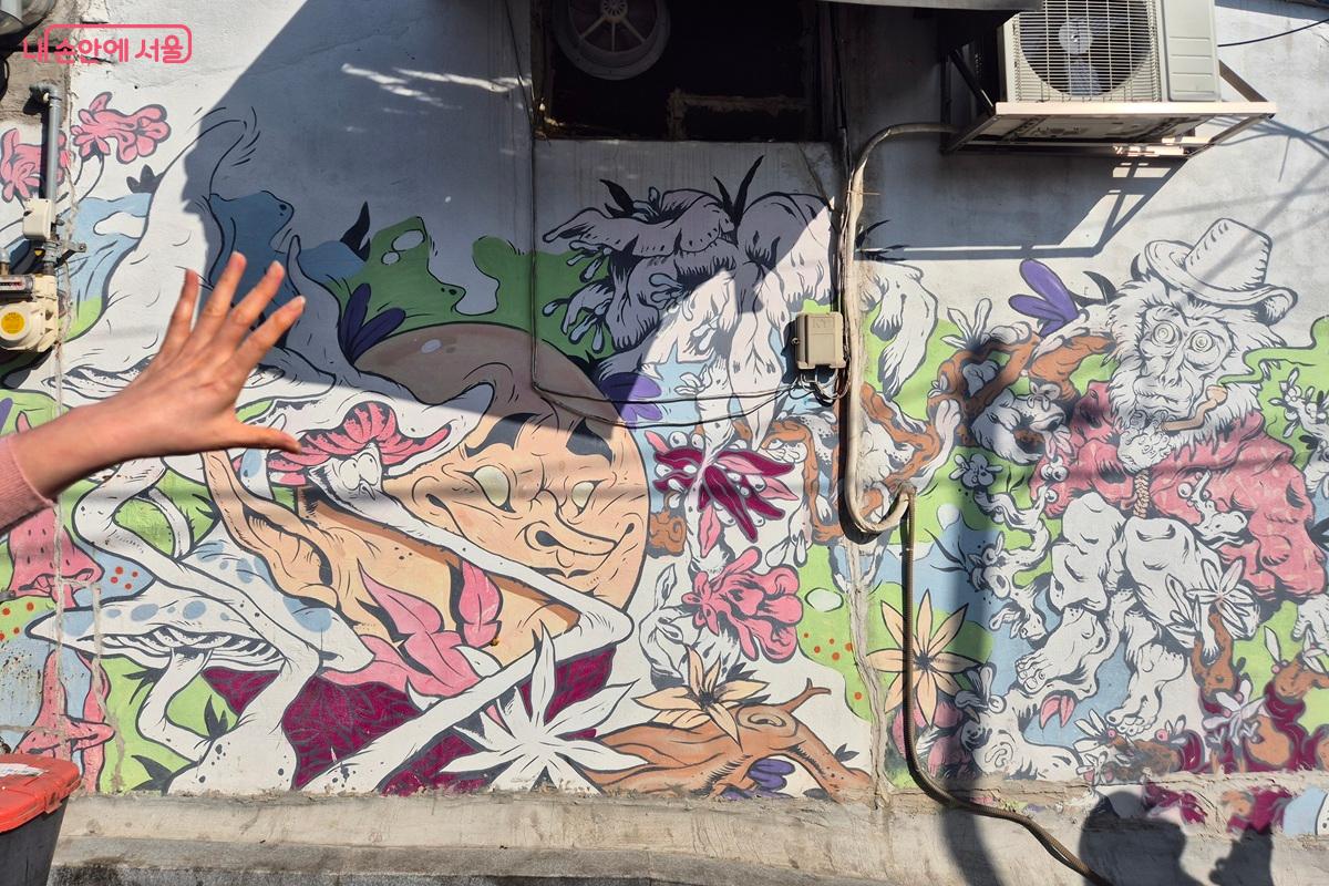 그래피티로 유명한 작가가 그린 작품이 문래의 벽 하나를 채우고 있다. &copy;마가은