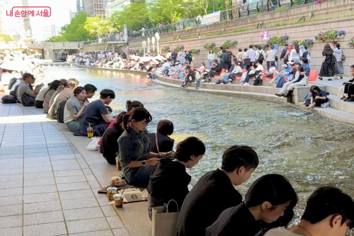 야외도서관으로 즐기는 청계천 ⓒ임수영