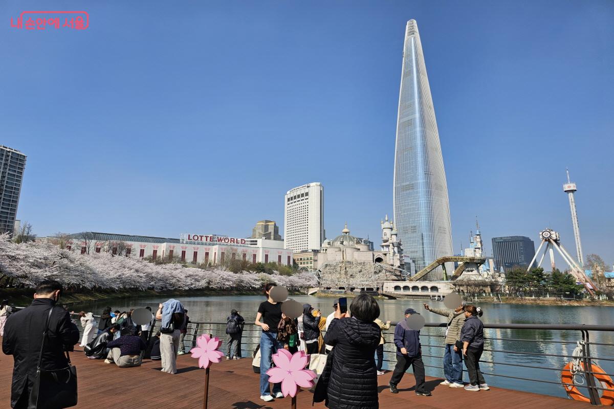 석촌호수는 송파구를 대표하는 산책 코스로 어느 계절에나 시민의 사랑을 받는 곳이다. &copy;염지연