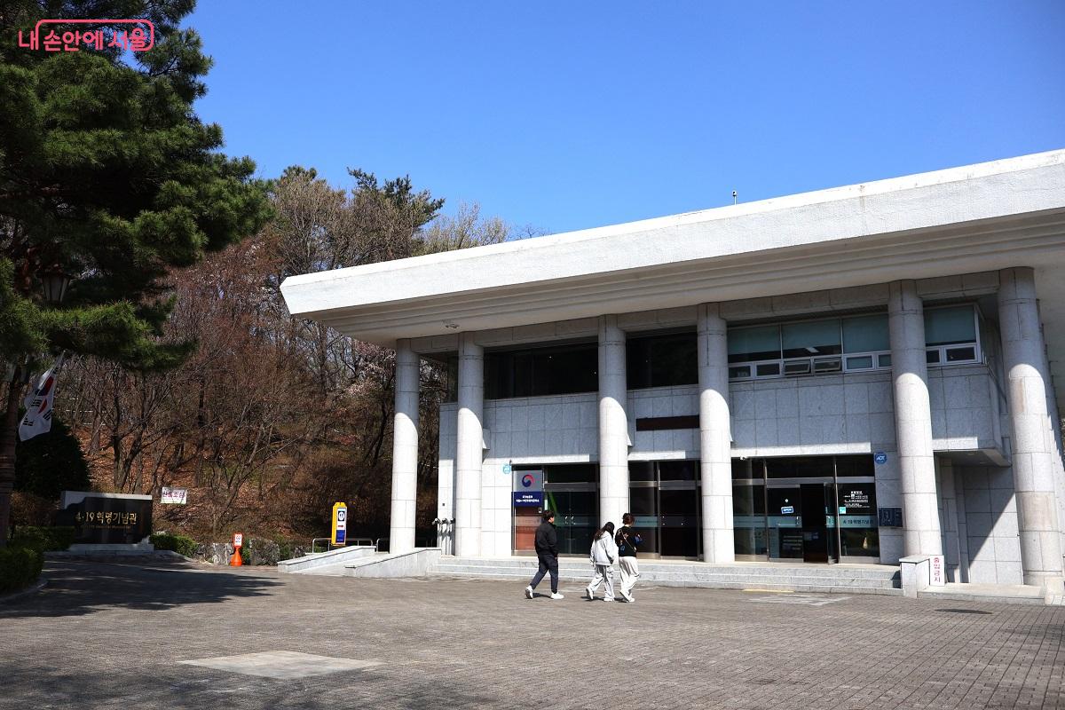 4&middot;19혁명민주묘역 안에 자리한 4&middot;19혁명기념관 &copy;김대진