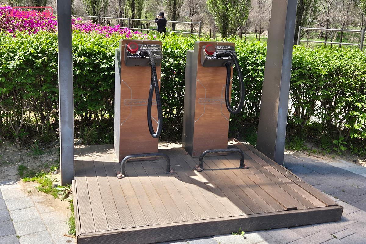 피클볼 코트장 주변에 마련된 먼지 제거 에어건 &copy;백승훈