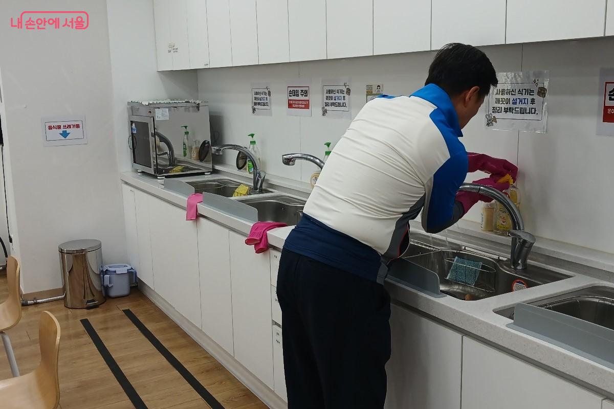 성동점을 찾은 시민이 사용한 식기를 직접 세척하며 공간 운영에 참여하고 있다. &copy;임영근 