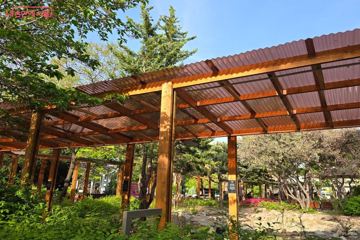 민관이 협력하여 황톳길에 비가림막과 파고라 등을 설치했다. &copy;강사랑