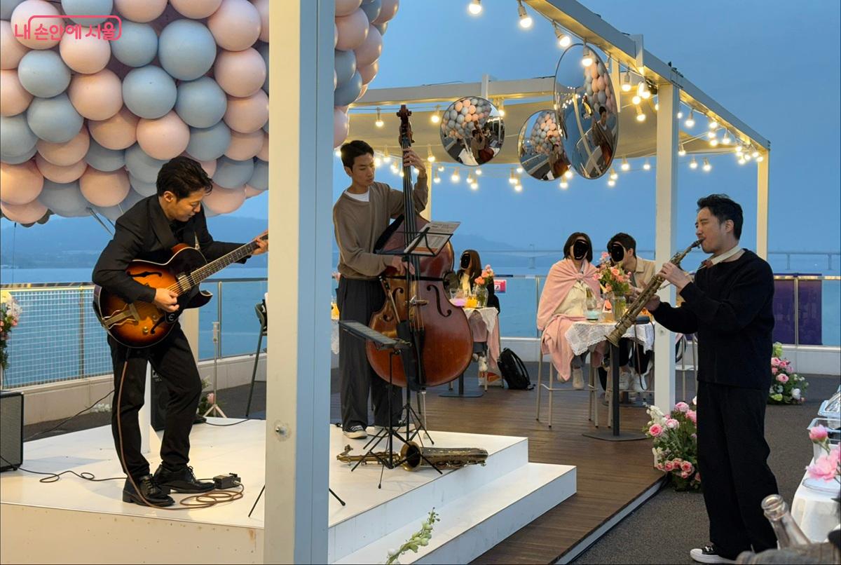 한강버스 마곡 선착장 루프탑에서 재즈 공연이 펼쳐졌다. ⓒ박소예