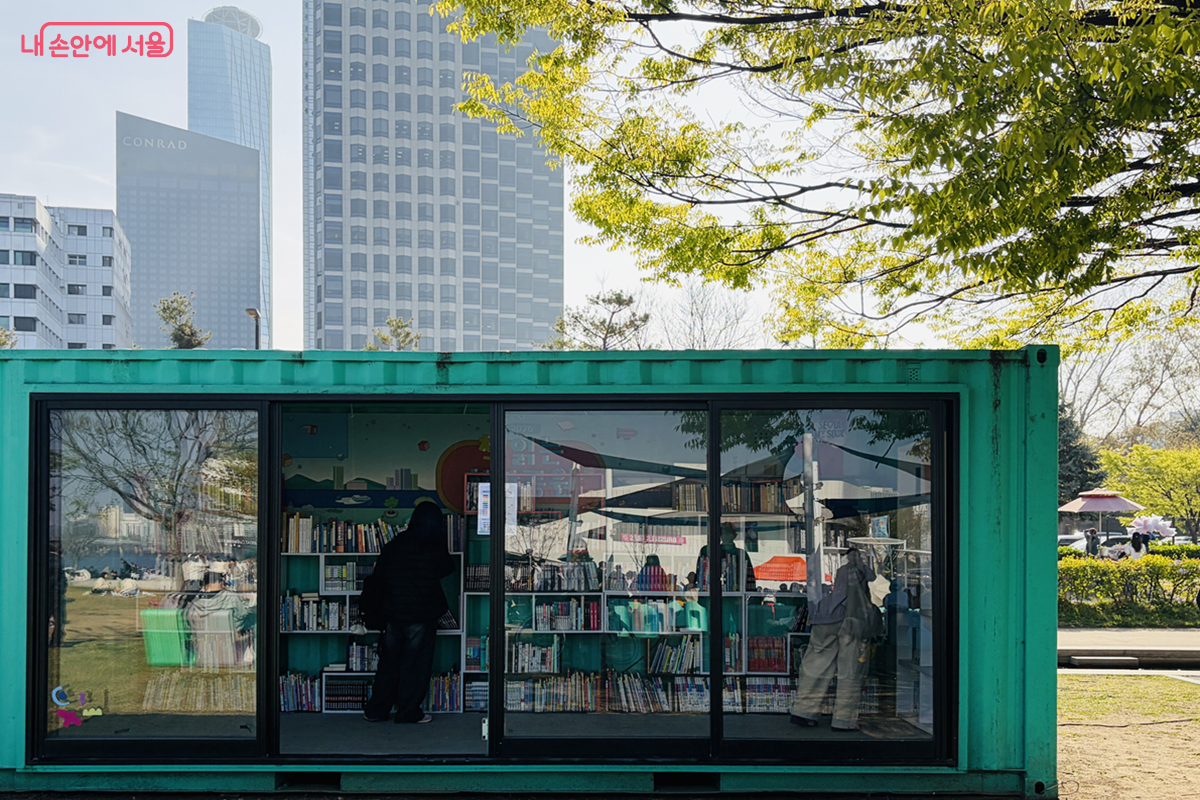 광장 주변에는 '책읽는 한강공원'도 열렸다. ©김경선