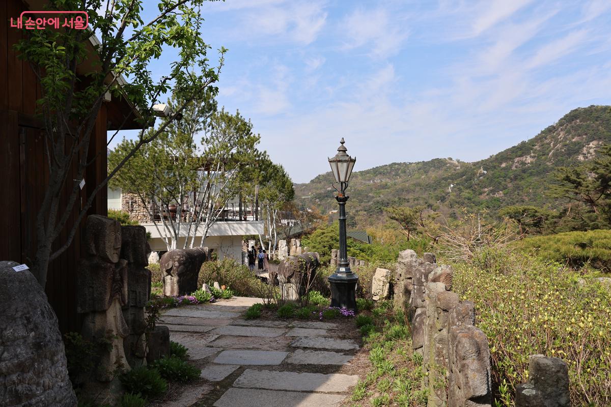 주변을 둘러싼 자연 경관이 아름다워 절로 힐링이 되는 곳 &copy;박우영