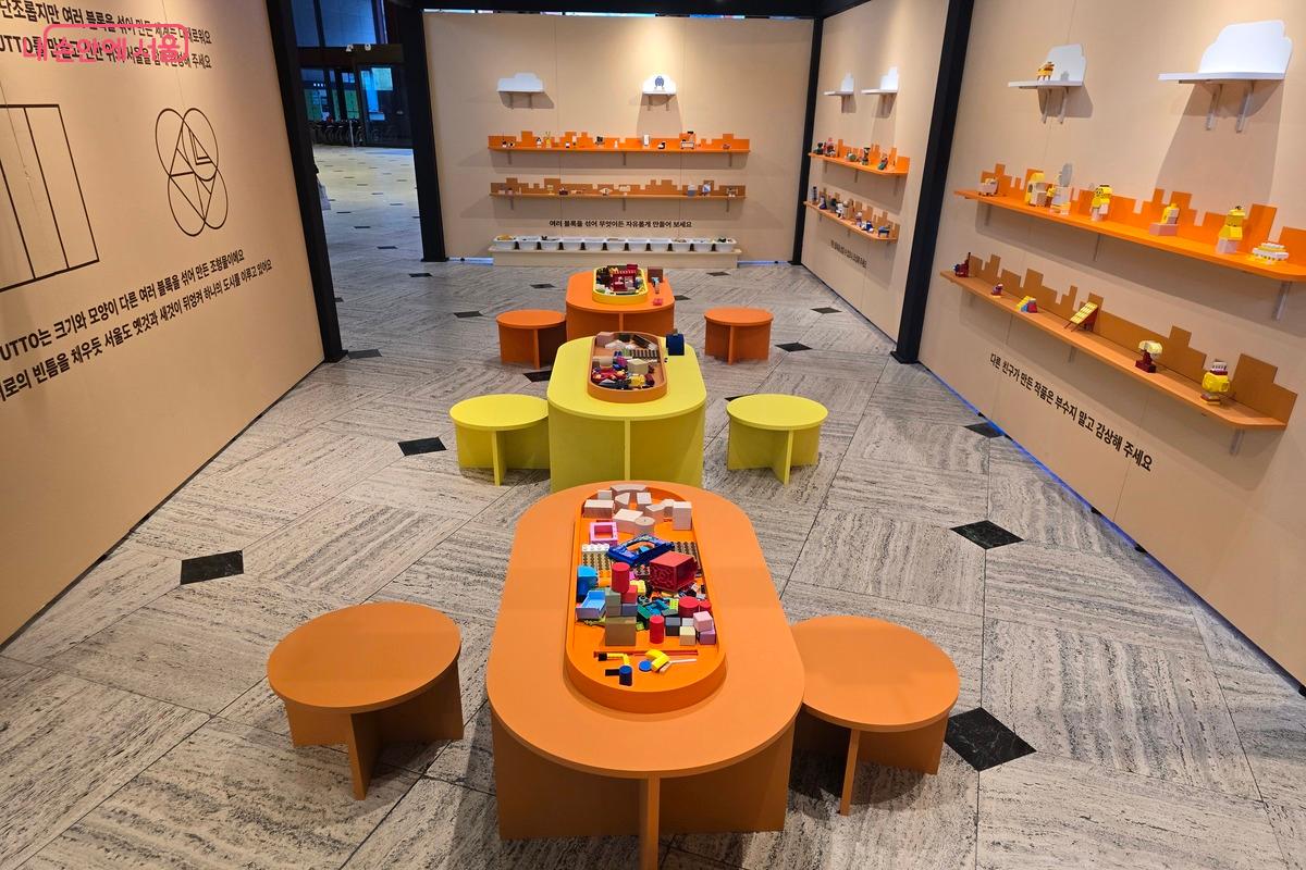 서울역사박물관 로비에서는 관람객이 비치된 블록으로 직접 만들어 보는 참여형 전시가 열리고 있다. ⓒ김은주
