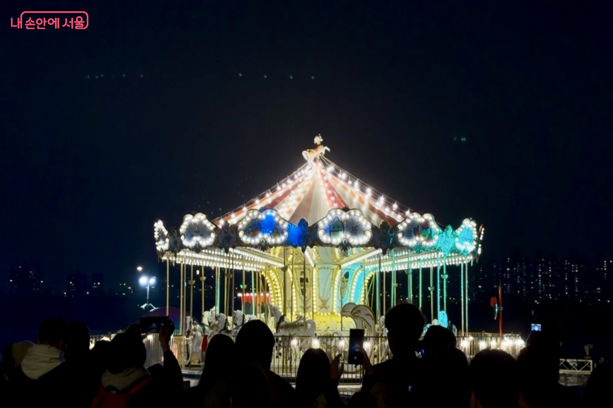 한강 위에서 즐기는 시그니처 체험 공간(회전목마) &copy;권혜원